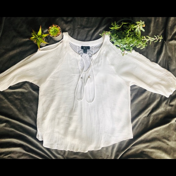 BCX - SZ. L WHITE TOP W/ COLD SHOULDER 3/4 SLEEVES - Picture 2 of 8